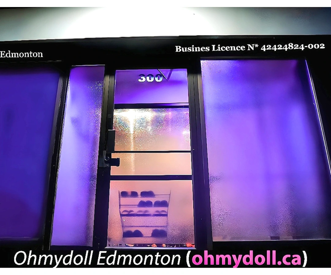 La porte d'entrée du spa pour adultes Ohmydoll à Edmonton.
