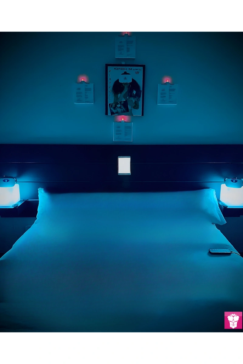 Une salle de sexe chez oh my doll équipée de lumières LED bleues
